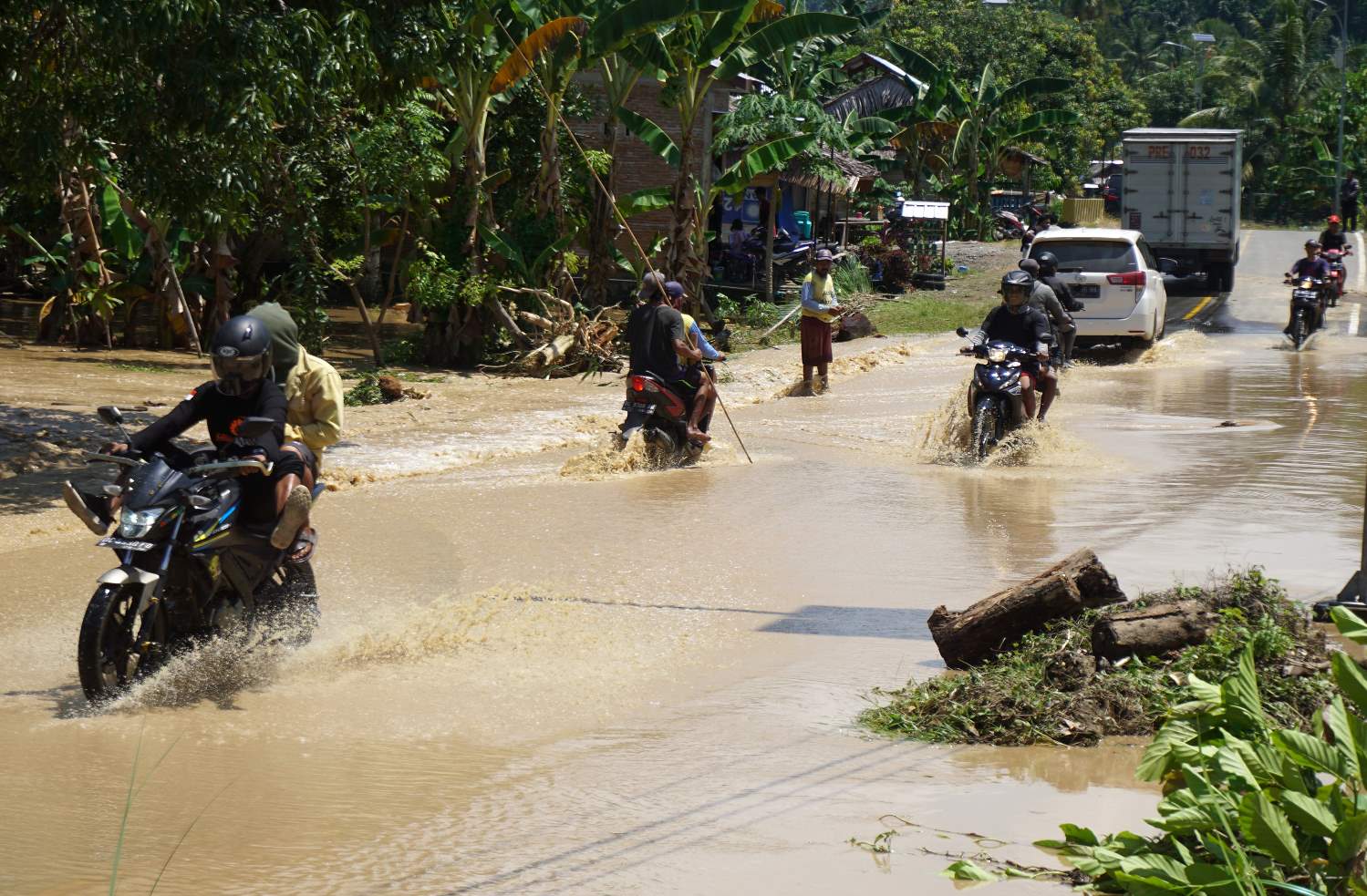 Banjir Luapan Air Sungai di Mamuju