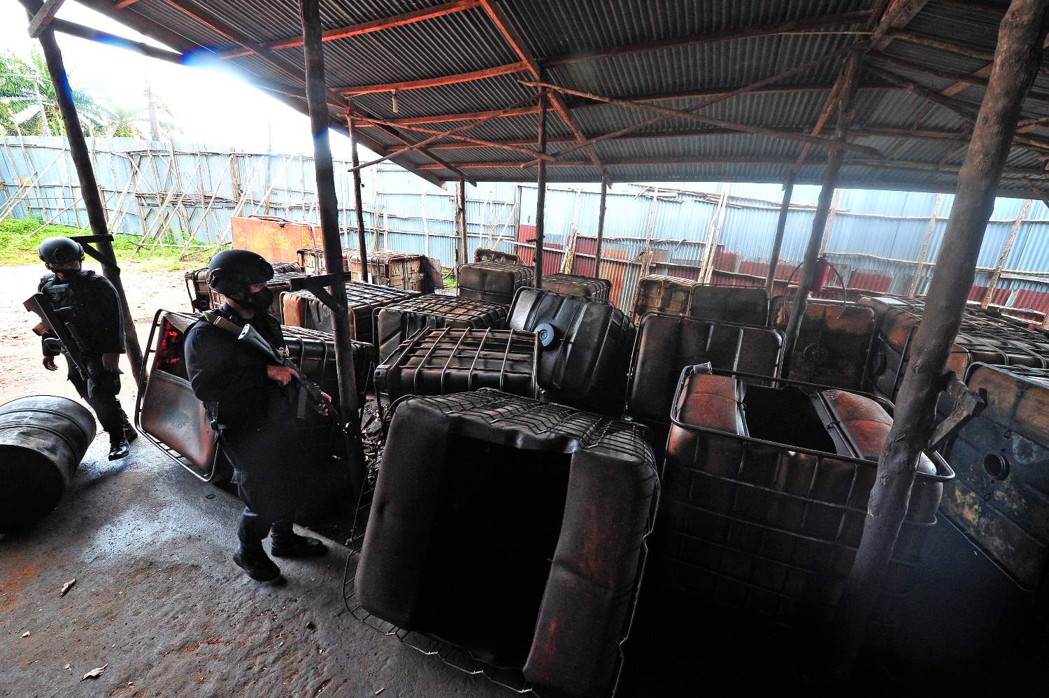 Razia Gudang Minyak Oplosan di Muorojambi