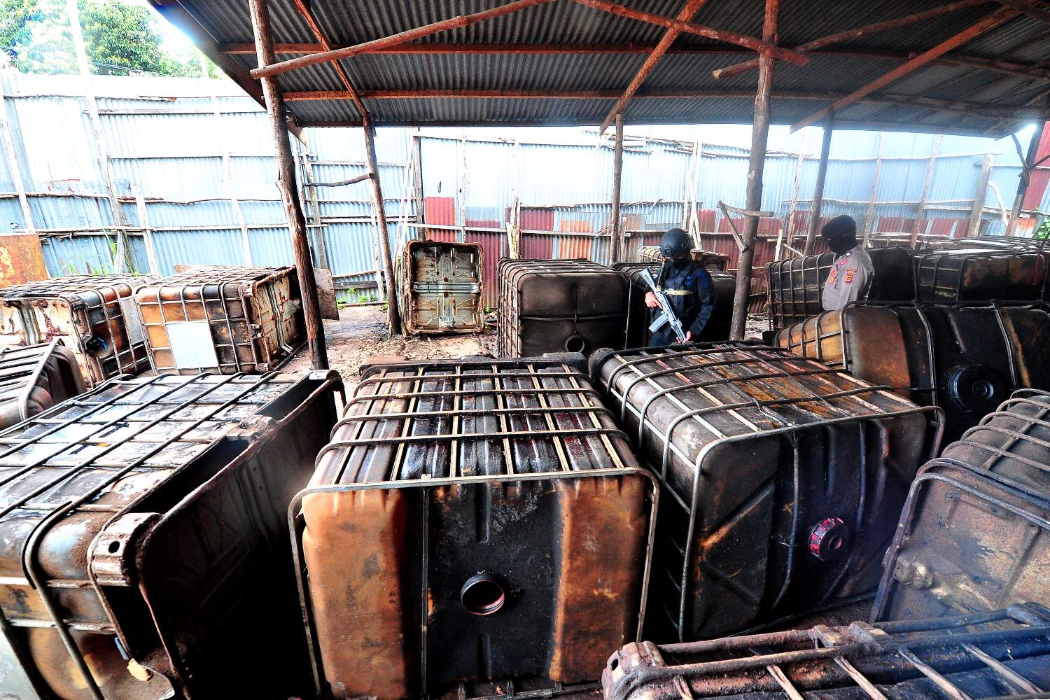 Razia Gudang Minyak Oplosan di Muorojambi