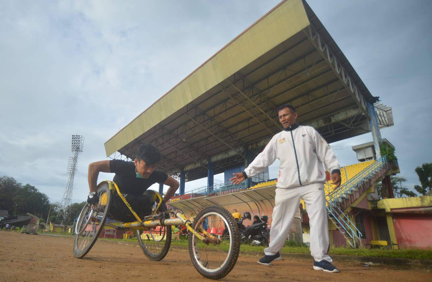 Latihan Atlet Sumbar Jelang Peparnas