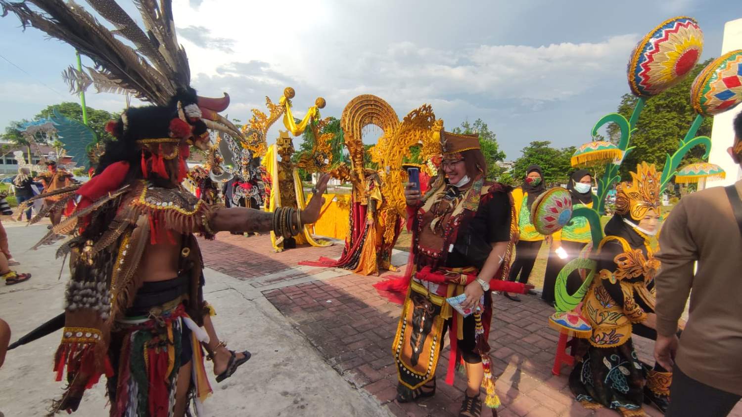 Fashion Carnaval Menyemarakkan Festival Wisata Budaya Pasar Terapung Kalsel