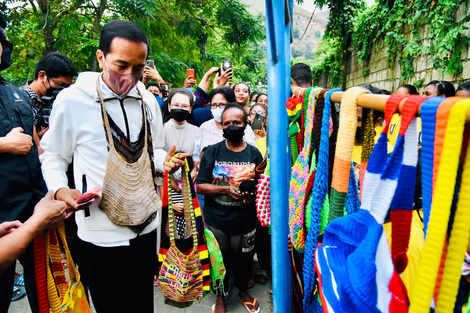 Presiden Jokowi Membeli noken