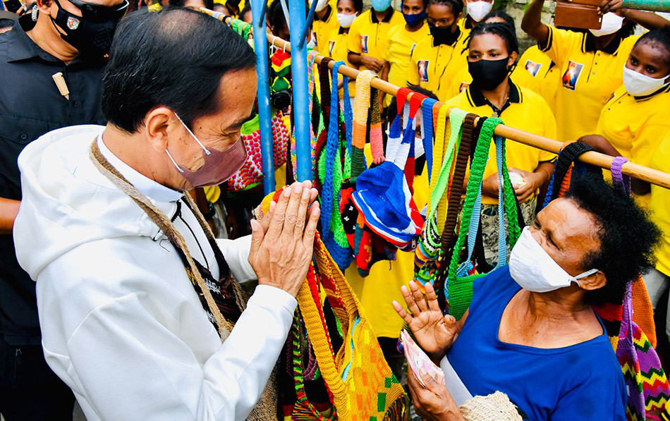 Presiden Jokowi Membeli noken