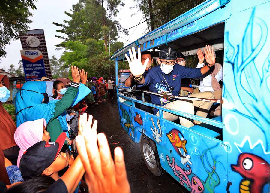 Kentongan dan Salawat sambut Menteri Sandiaga Uno di Desa Wisata Saung Ciburial 