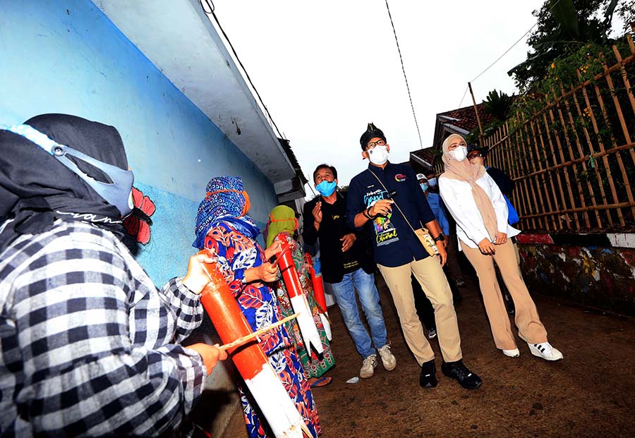 Kentongan dan Salawat sambut Menteri Sandiaga Uno di Desa Wisata Saung Ciburial 