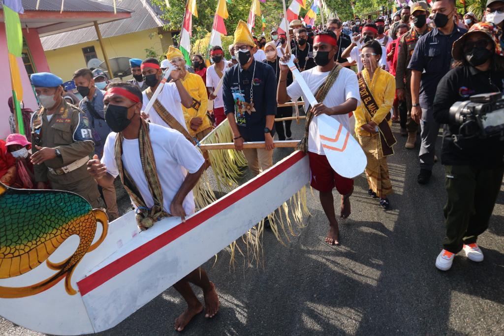 Antusiasme Warga Cikakak Sambut Kunjungan Sandi