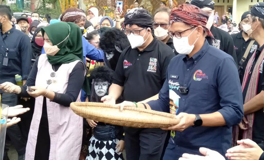 Antusiasme Warga Cikakak Sambut Kunjungan Sandi