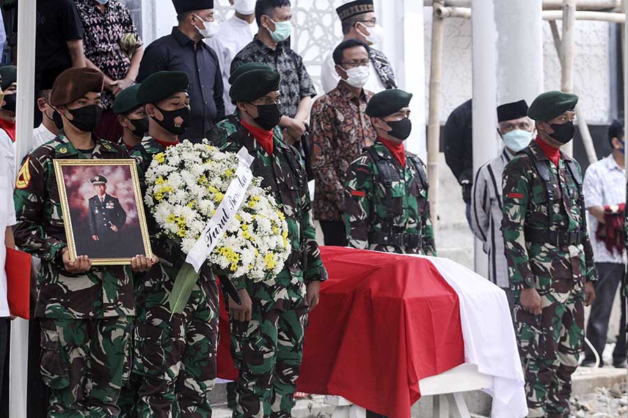 Mantan Mensesneg Sudi Silalahi Dimakamkan di TMP Kalibata