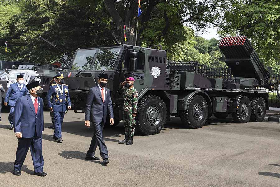 Presiden Jokowi Cek Alutsista Dalam HUT ke-76 TNI 