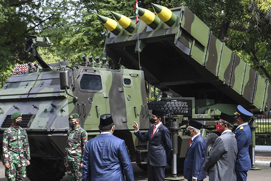 Presiden Jokowi Cek Alutsista Dalam HUT ke-76 TNI 