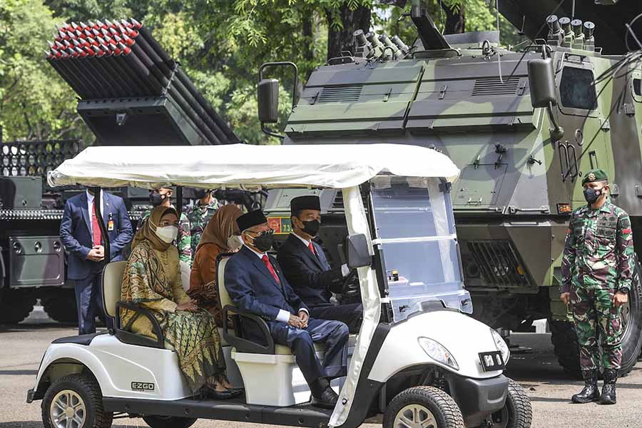 Presiden Jokowi Cek Alutsista Dalam HUT ke-76 TNI 