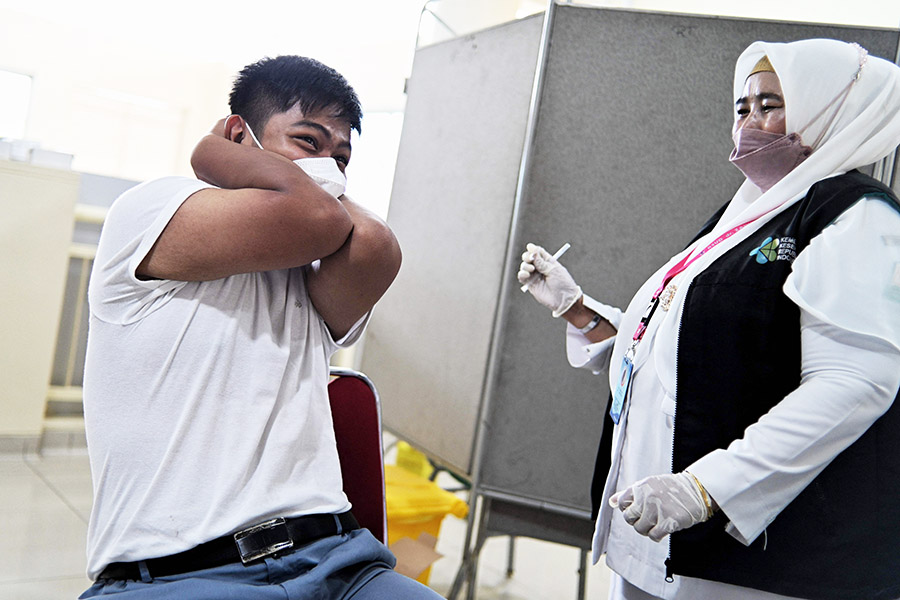 Ekspresi Siswa SMA Saat Vaksinasi di Banda Aceh 