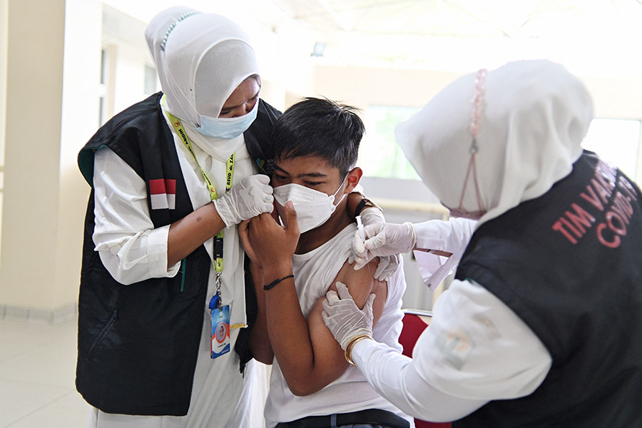Ekspresi Siswa SMA Saat Vaksinasi di Banda Aceh 