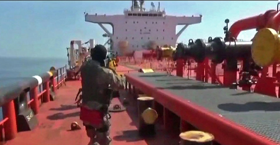 Pasukan Iran Cegat Kapal Militer AS