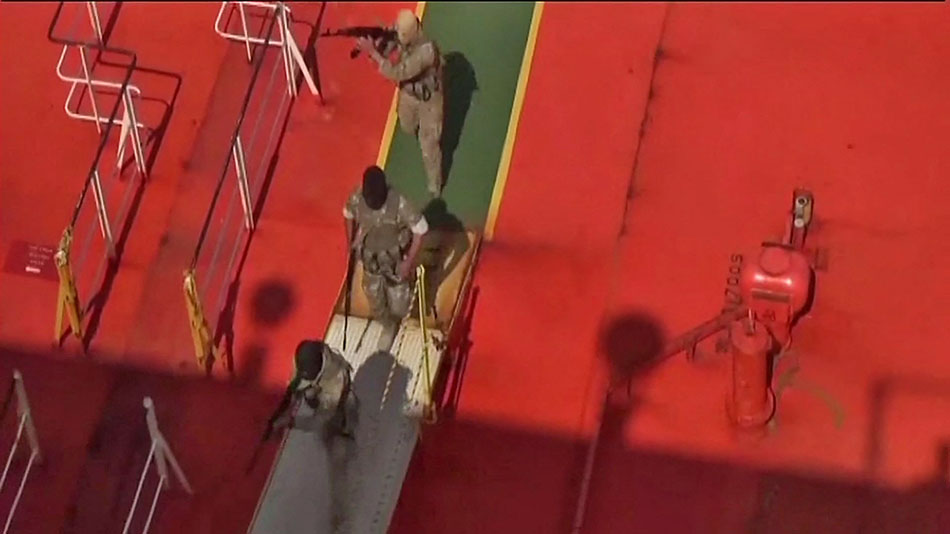 Pasukan Iran Cegat Kapal Militer AS