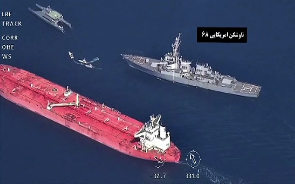 Pasukan Iran Cegat Kapal Militer AS