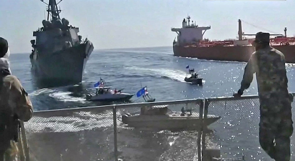 Pasukan Iran Cegat Kapal Militer AS