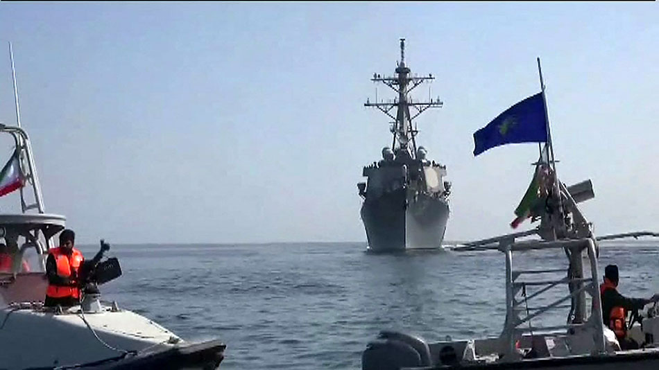 Pasukan Iran Cegat Kapal Militer AS