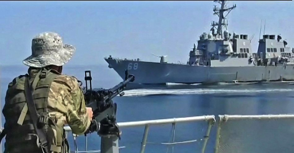 Pasukan Iran Cegat Kapal Militer AS