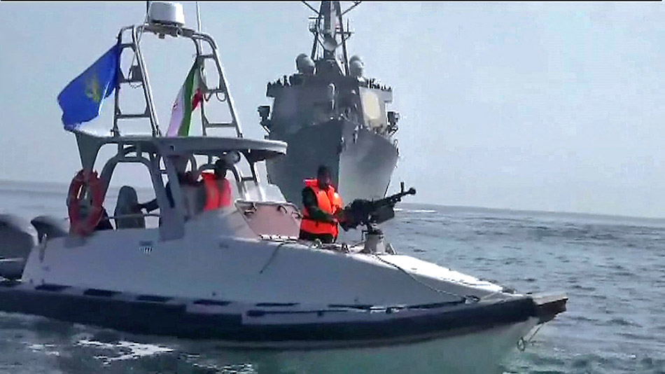 Pasukan Iran Cegat Kapal Militer AS