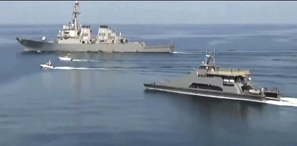 Pasukan Iran Cegat Kapal Militer AS