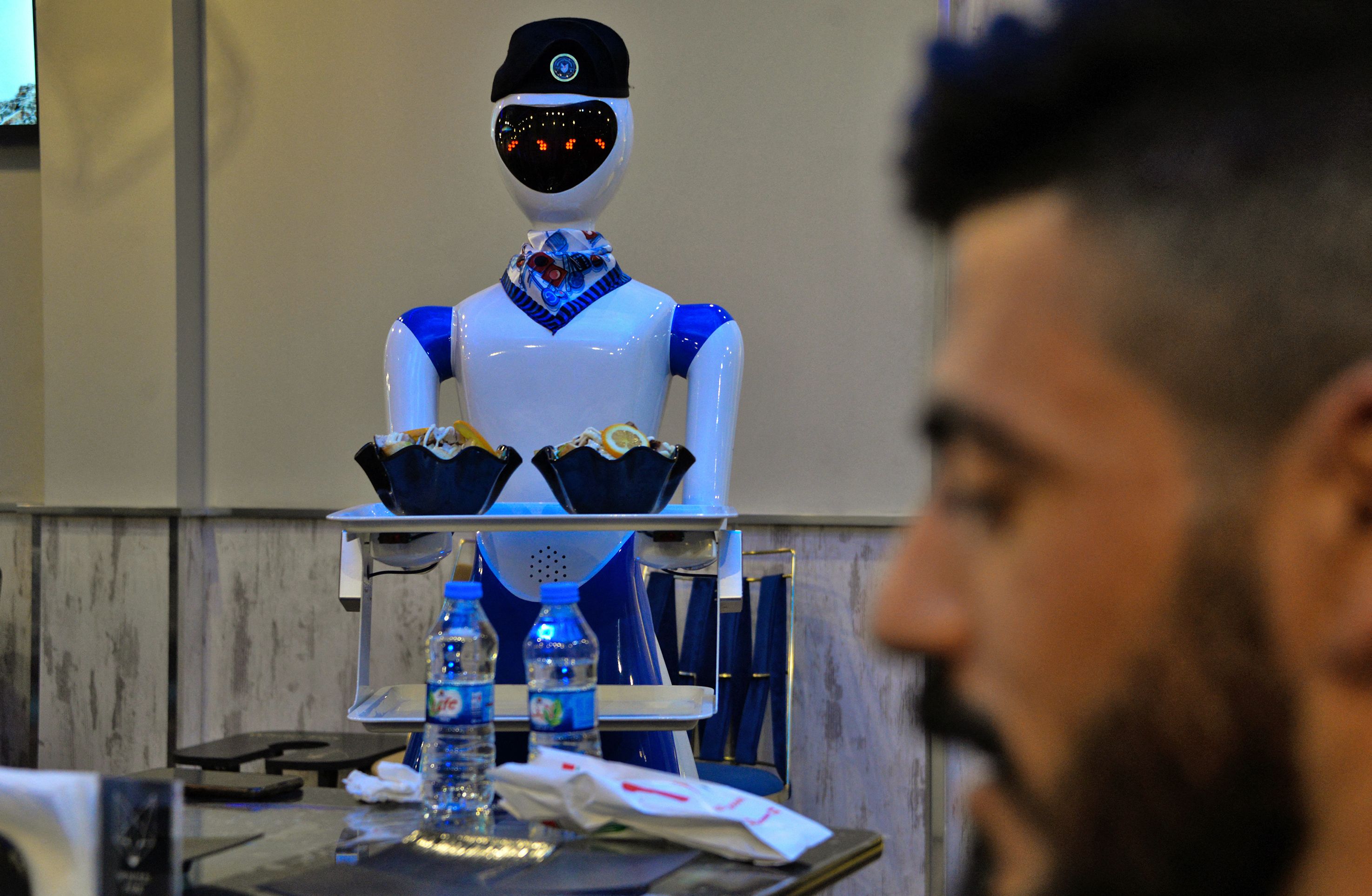 Pelayan Robot di Restoran Kota Mosul  