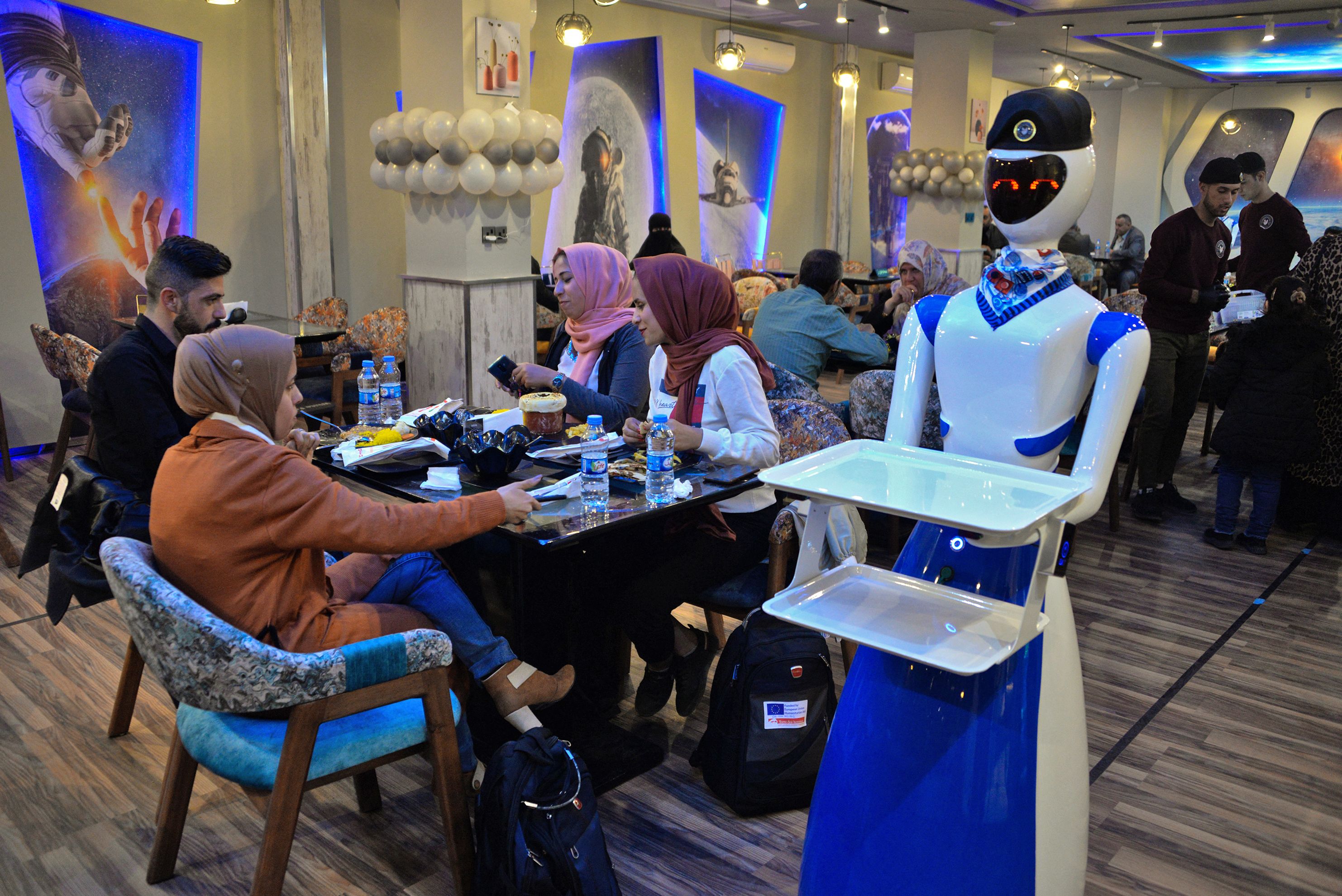 Pelayan Robot di Restoran Kota Mosul  