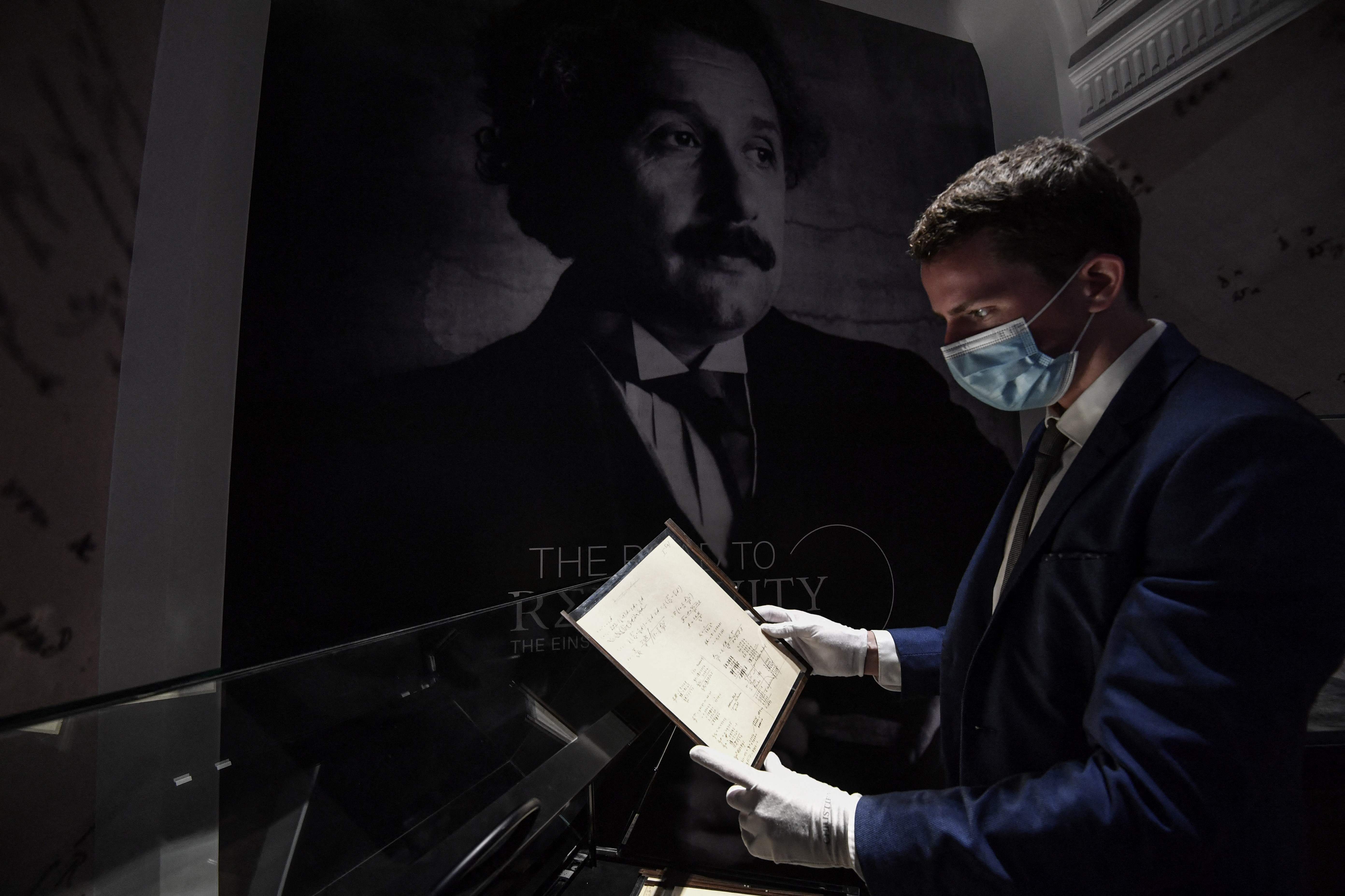 Naskah Teori 'Relativitas' Einstein  Terjual Puluhan Miliar