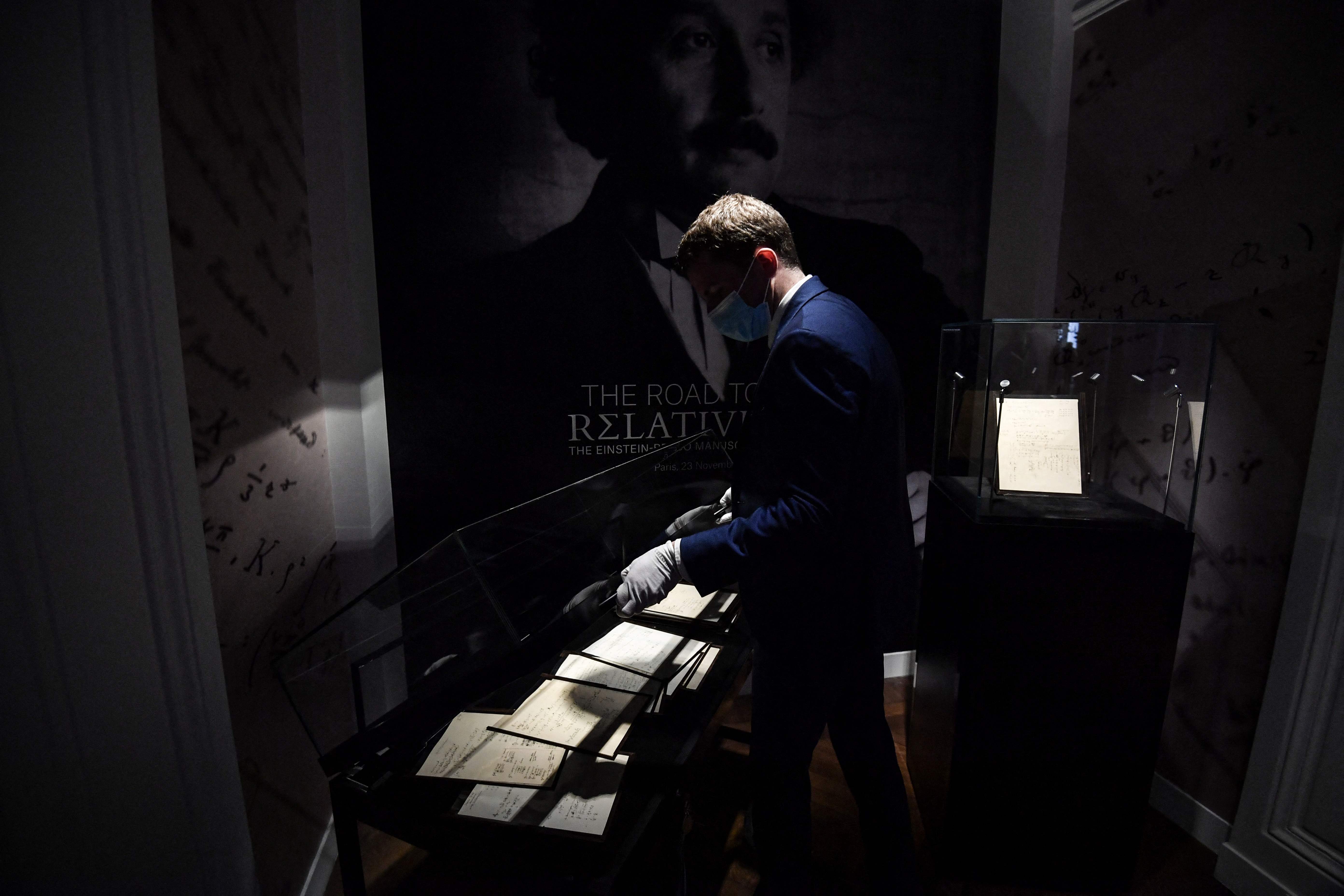 Naskah Teori 'Relativitas' Einstein  Terjual Puluhan Miliar