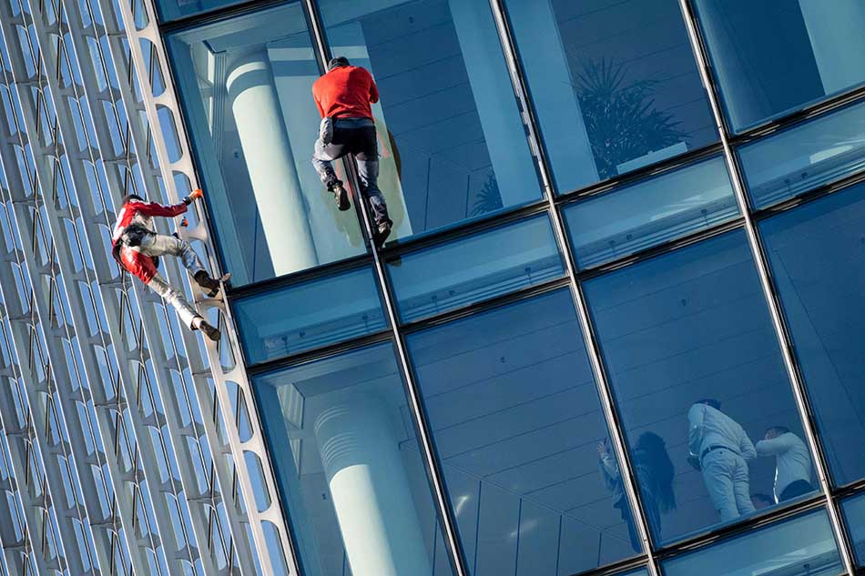 Aksi Spiderman Prancis panjat Gedung Pencakar Langit di Jerman