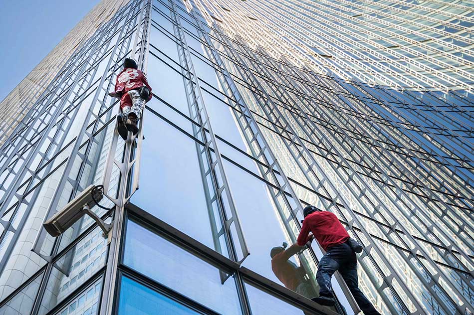 Aksi Spiderman Prancis panjat Gedung Pencakar Langit di Jerman