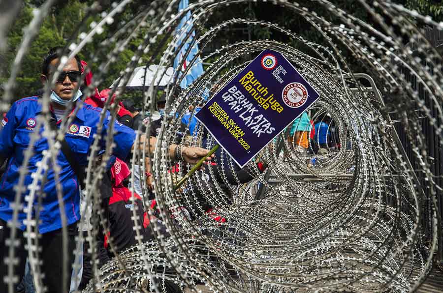 Aksi Aliansi Buruh Jawa Barat di Depan Gedung Sate Bandung