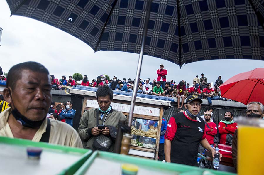 Aksi Aliansi Buruh Jawa Barat di Depan Gedung Sate Bandung