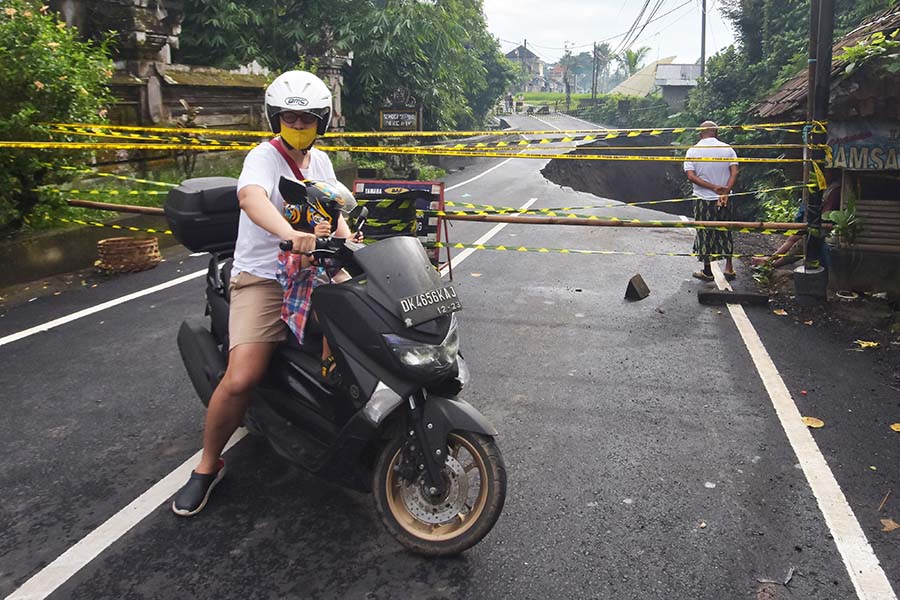 Jalan Raya Ambles Akibat Hujan Deras di Gianyar