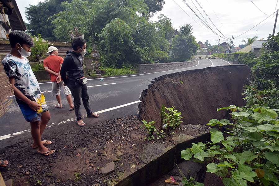 Jalan Raya Ambles Akibat Hujan Deras di Gianyar