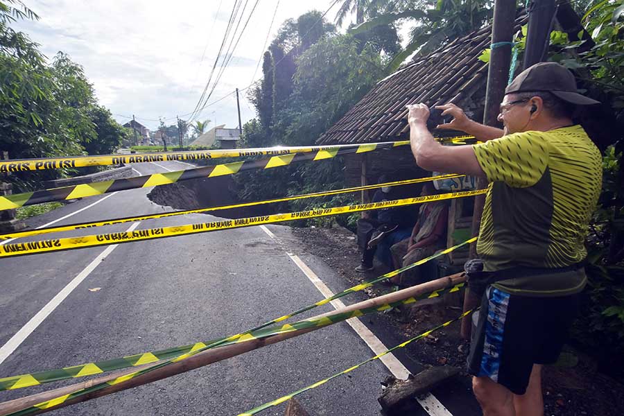 Jalan Raya Ambles Akibat Hujan Deras di Gianyar