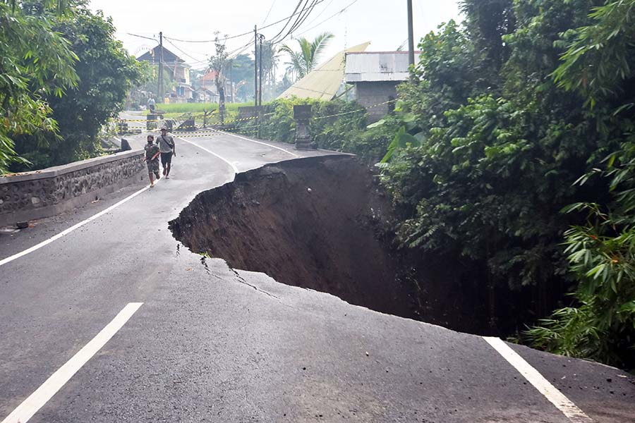 Jalan Raya Ambles Akibat Hujan Deras di Gianyar