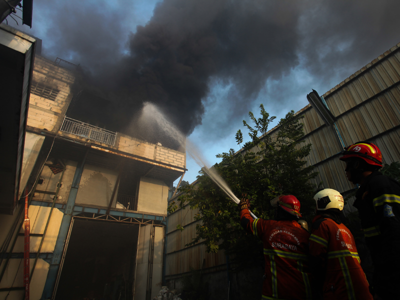 Kebakaran Pabrik Manekin Di Surabaya