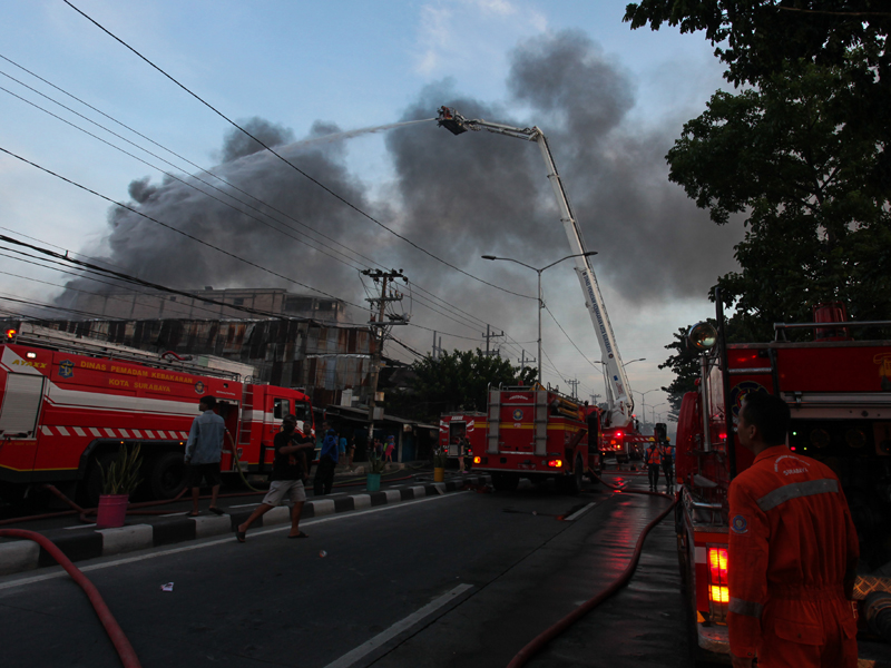 Kebakaran Pabrik Manekin Di Surabaya