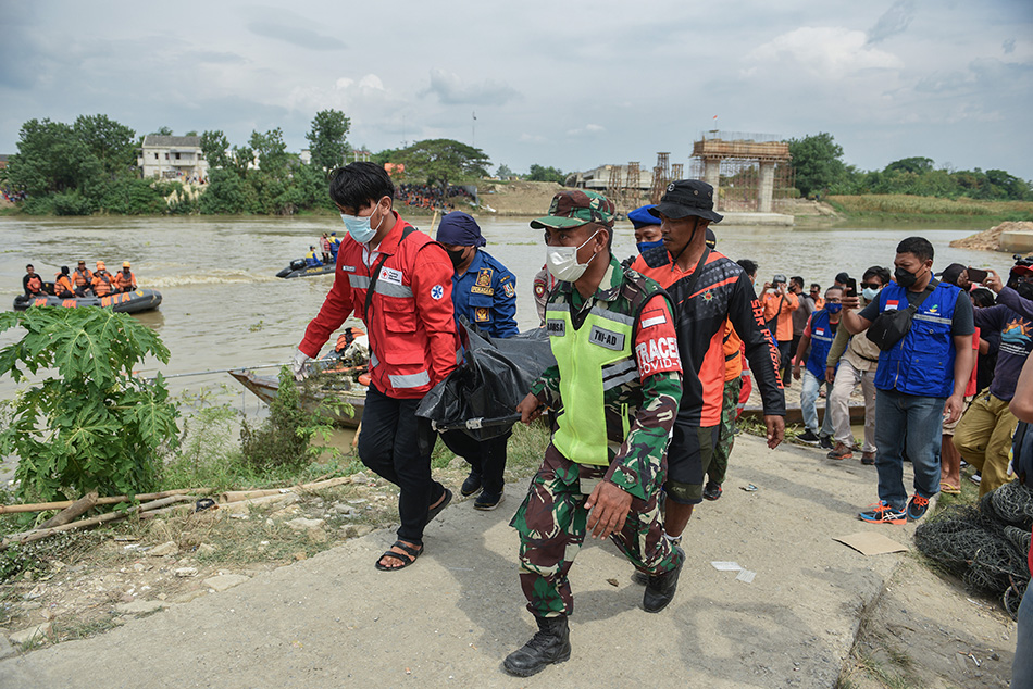 Pencarian Korban Perahu Terbalik di Tuban