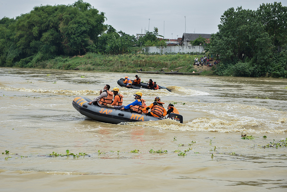Pencarian Korban Perahu Terbalik di Tuban