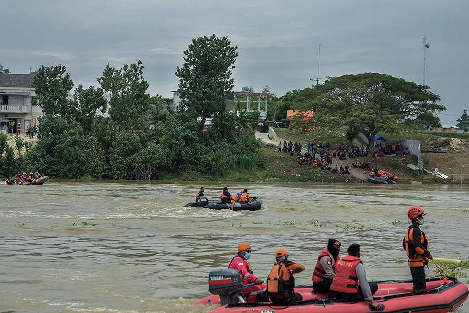 Pencarian Korban Perahu Terbalik di Tuban