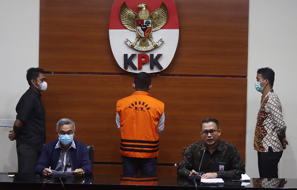 KPK Tahan Staf mantan Gubernur Jambi Zumi Zola
