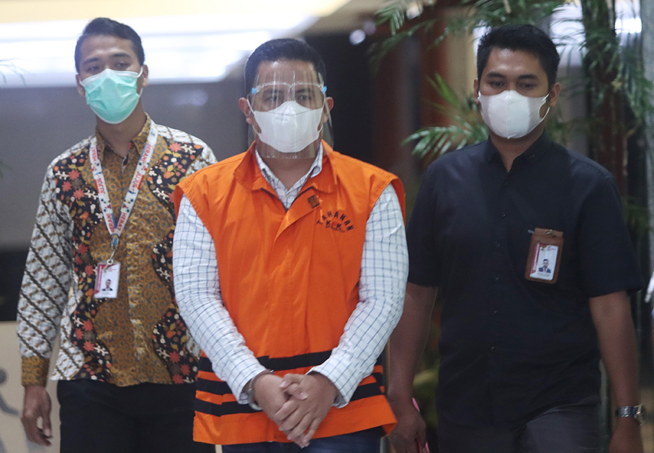 KPK Tahan Staf mantan Gubernur Jambi Zumi Zola