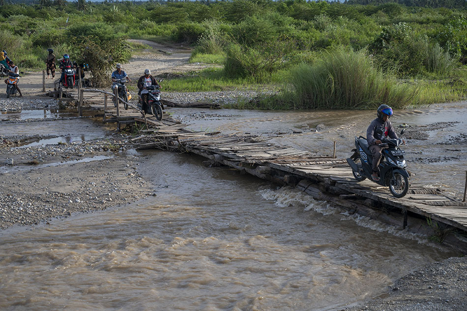 Jalan Tertutup Luapan Air Sungai di Sigi