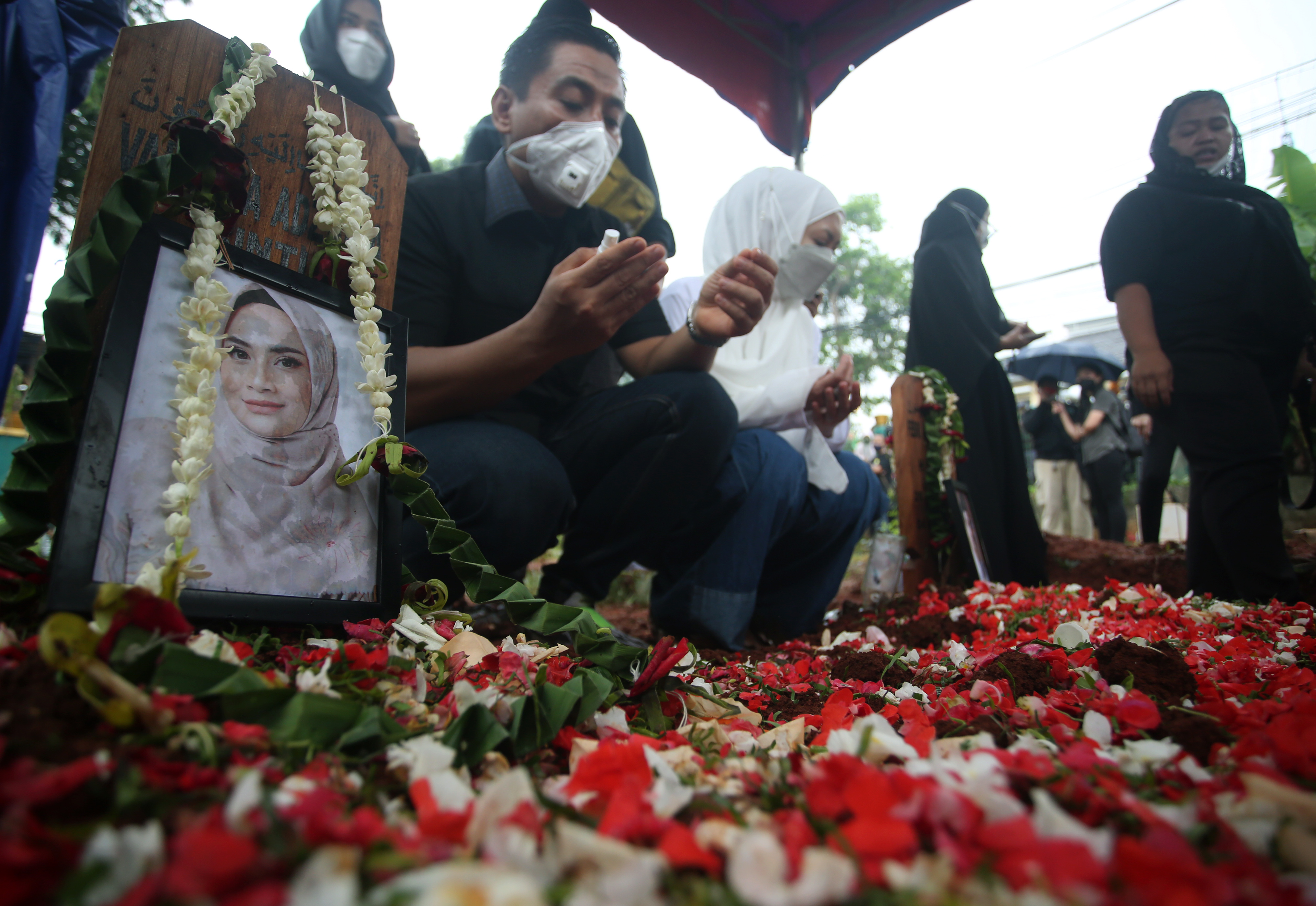 Pemakaman Vanessa Angel dan Febri Andriansyah