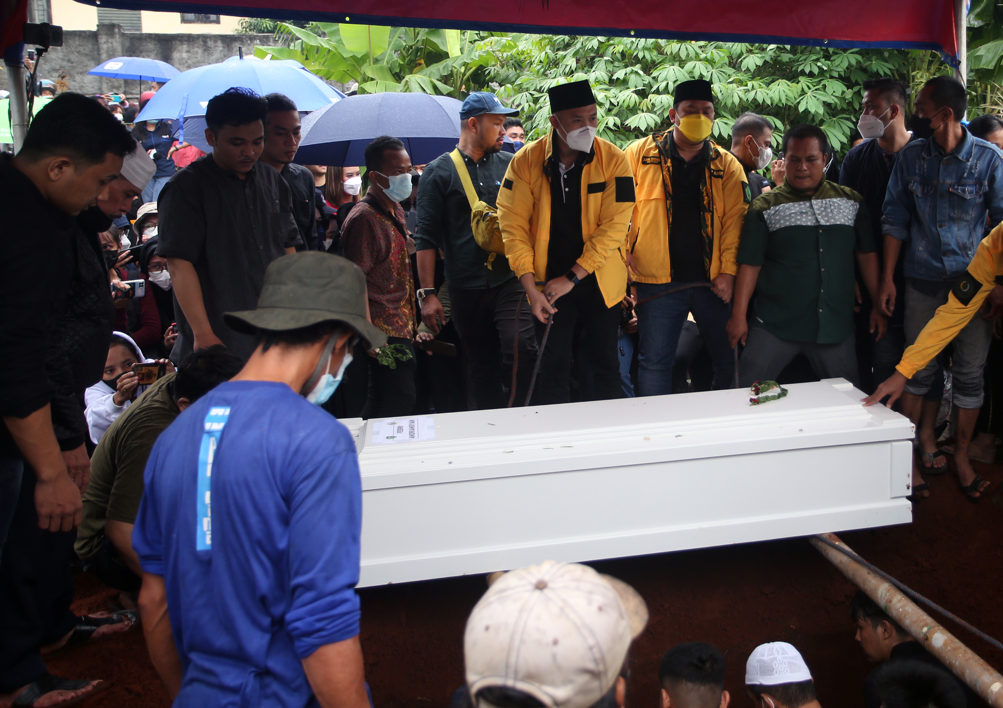 Pemakaman Vanessa Angel dan Febri Andriansyah