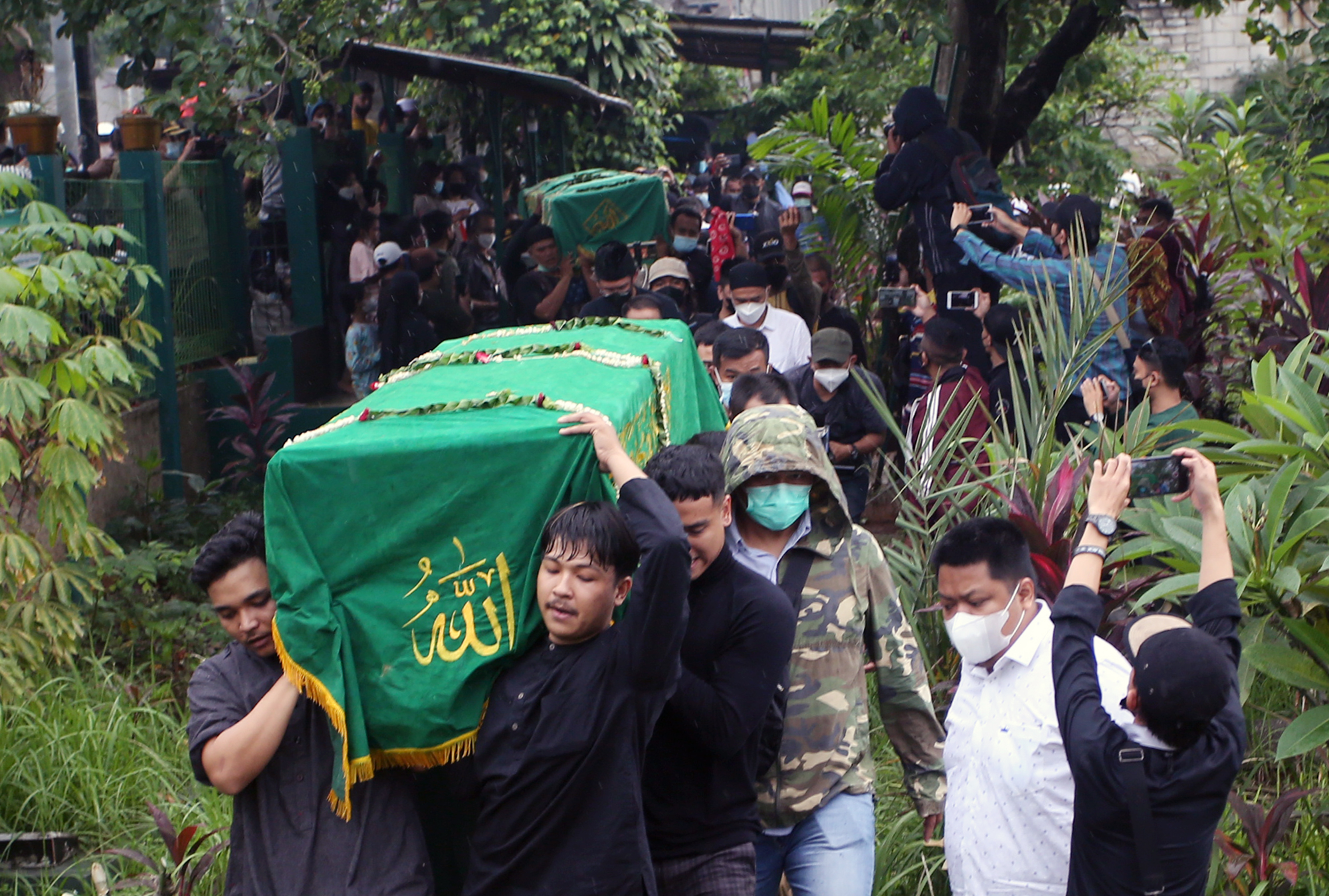 Pemakaman Vanessa Angel dan Febri Andriansyah