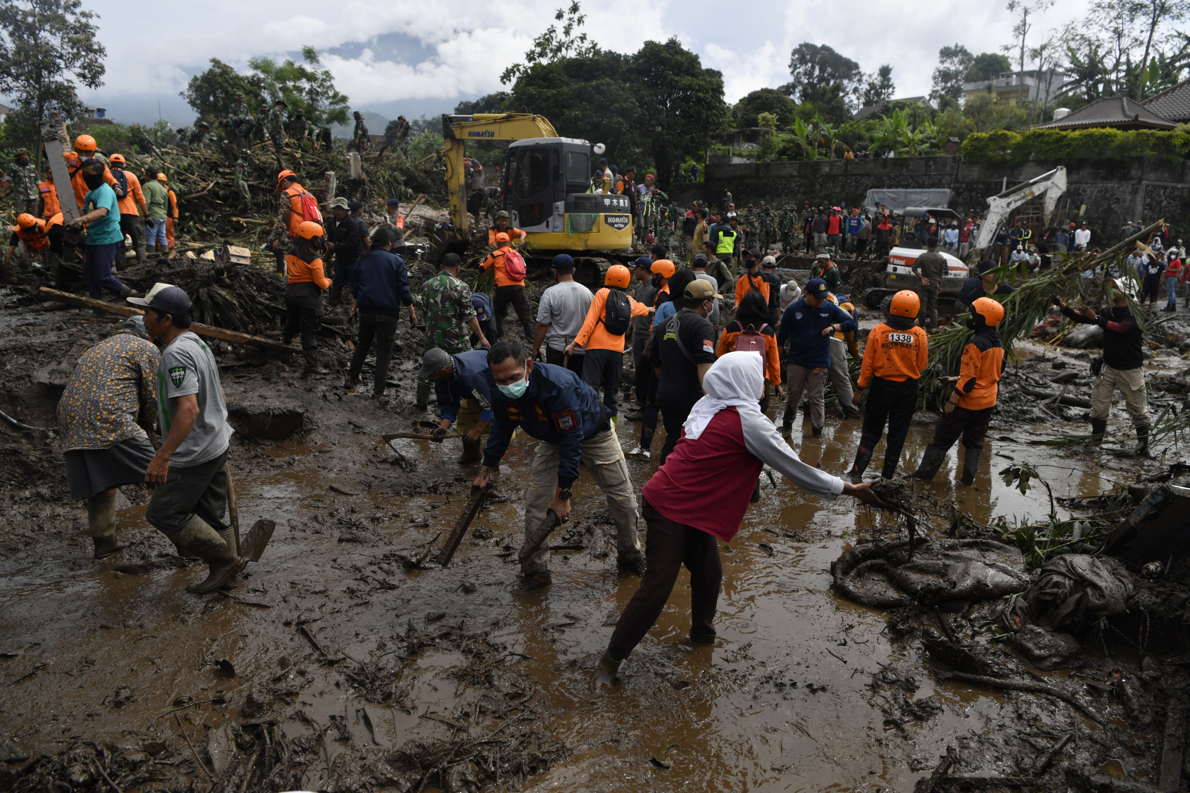 Pencarian Korban Banjir Bandang di Batu