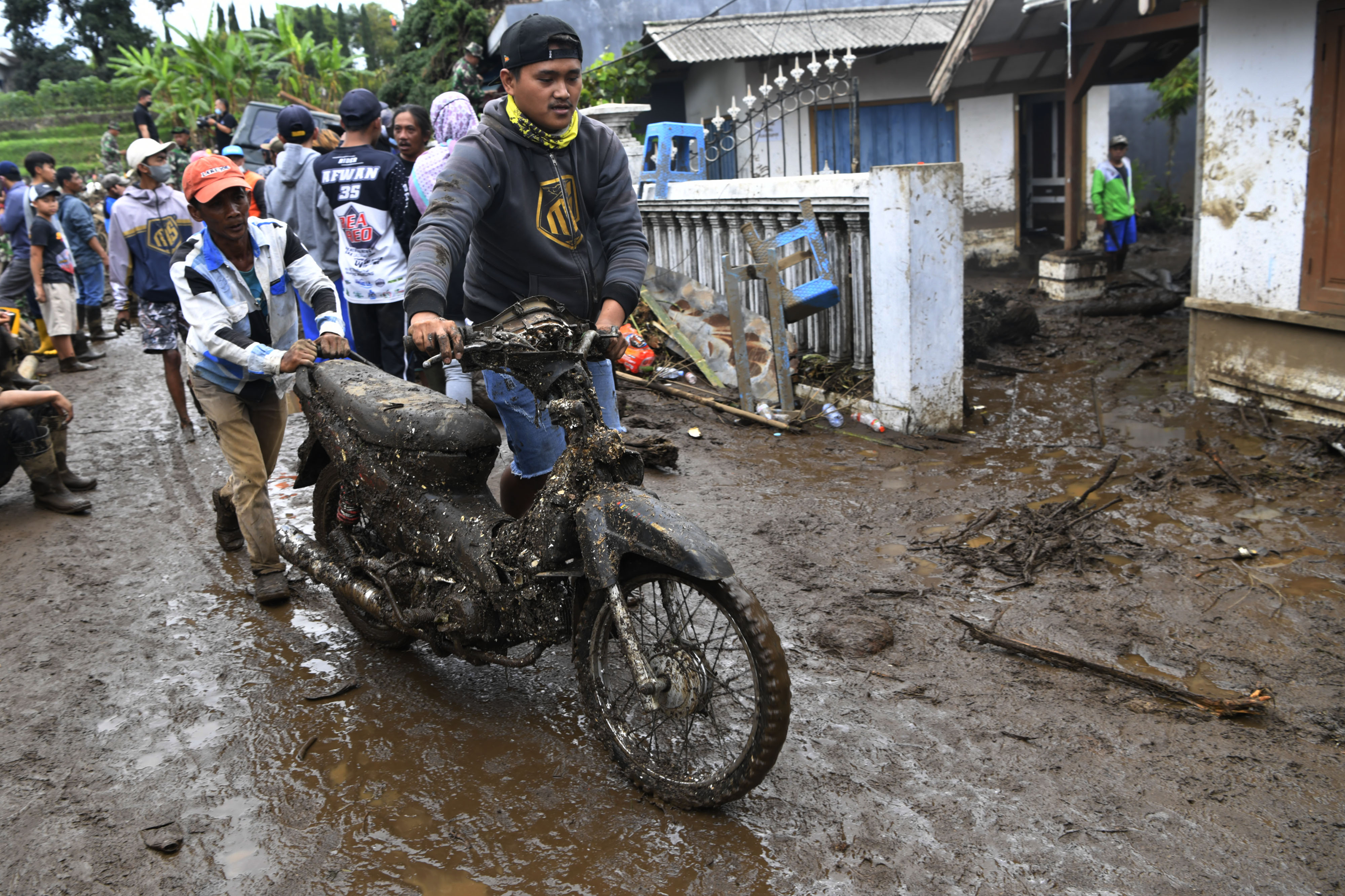 Pencarian Korban Banjir Bandang di Batu